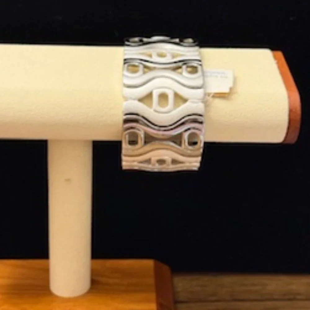 Lia Sophia "HOURGLASS" Stretch Bracelet - Picture 3 of 7